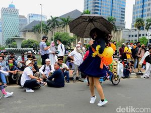 Sosok Ini Bikin Massa Aksi Salah Fokus Saat Demo di Patung Kuda Sosok Ini Bikin Massa Aksi Salah Fokus Saat Demo di Patung Kuda