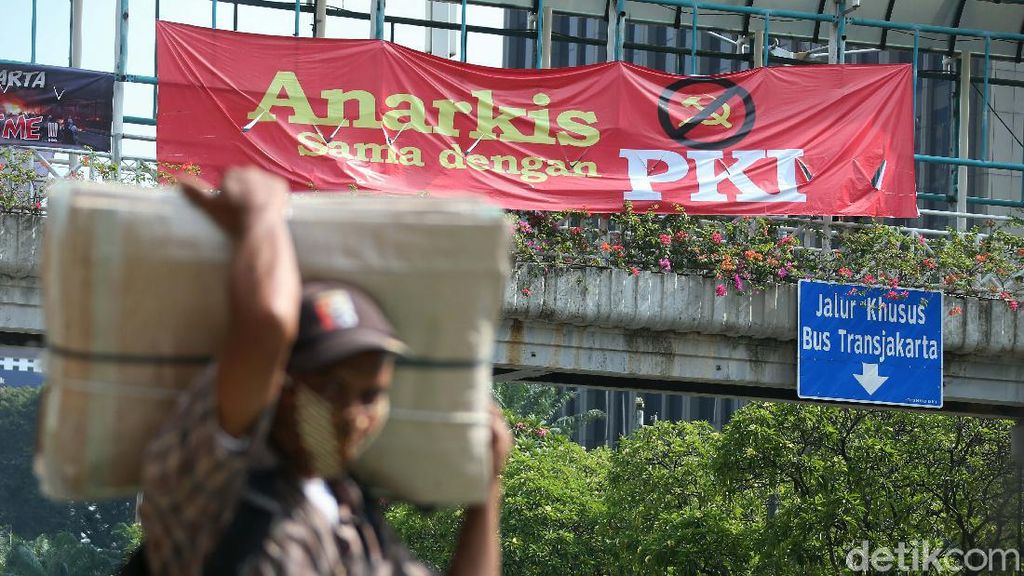 Spanduk Anarkis Sama dengan PKI Mejang di Jalan MH Thamrin