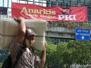 Spanduk Anarkis Sama dengan PKI Mejang di Jalan MH Thamrin