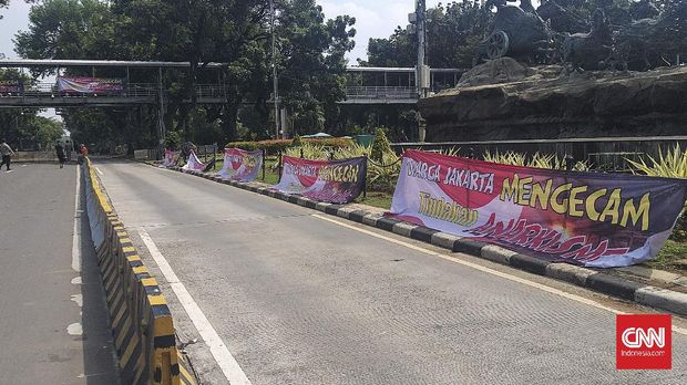 Sejumlah spanduk terpampang di sekitar Patung Arjunawiwaha jelang aksi unjuk rasa tolak Omnibus Law UU Cipta Kerja, Selasa (13/10).