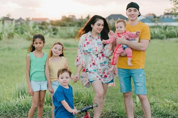 sumber penghasilan Stefan William salah satunya berasal dari channel YouTube keluarga kecilnya