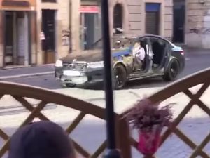 Syuting Mission: Impossible 7, Tom Cruise Nyetir BMW M5 Tanpa Pintu Syuting Mission: Impossible 7, Tom Cruise Nyetir BMW M5 Tanpa Pintu