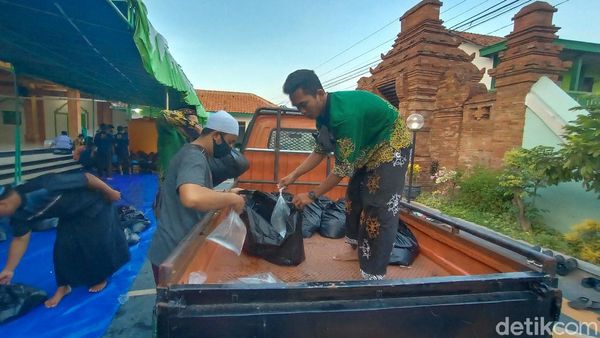 Foto: Pandemi Corona, Air Salamun Dibagikan ke Rumah Warga Kudus