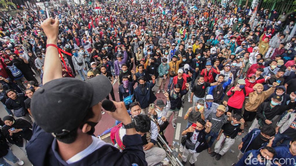 Tak Bisa Ke Istana, Mahasiswa Orasi di Kawasan Gambir Tak Bisa Ke Istana, Mahasiswa Orasi di Kawasan Gambir