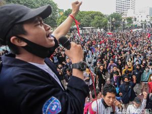 300 Mahasiswa-Buruh Demo di Depan Gedung DPRD Bekasi Siang Ini
