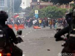Perusuh Demo di Patung Kuda Diduga Lempar Cairan Kimia, Diselidiki Gegana