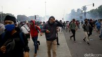 Tembakan Gas Air Mata Pukul Mundur Massa Ricuh di Patung Kuda