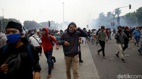 Tembakan Gas Air Mata Pukul Mundur Massa Ricuh di Patung Kuda