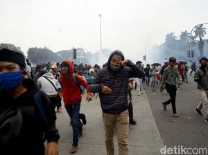 Tembakan Gas Air Mata Pukul Mundur Massa Ricuh di Patung Kuda Tembakan Gas Air Mata Pukul Mundur Massa Ricuh di Patung Kuda