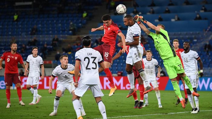 timnas jerman timnas swiss uefa nations league 2020/2021 BASEL, SWITZERLAND - SEPTEMBER 06: Goalkeeper Bernd Leno and Jonathan Tah of Germany clear the ball ahead of Ruben Vargas of Switzerland during the UEFA Nations League group stage match between Switzerland and Germany at St. Jakob-Park on September 06, 2020 in Basel, Switzerland. (Photo by Matthias Hangst/Getty Images)