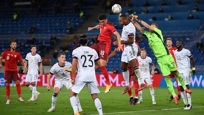 BASEL, SWITZERLAND - SEPTEMBER 06: Goalkeeper Bernd Leno and Jonathan Tah of Germany clear the ball ahead of Ruben Vargas of Switzerland during the UEFA Nations League group stage match between Switzerland and Germany at St. Jakob-Park on September 06, 2020 in Basel, Switzerland. (Photo by Matthias Hangst/Getty Images)