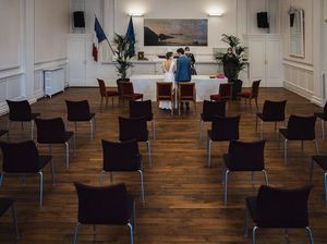 Foto Pernikahan di Tengah Pandemi yang Menyentuh Hati