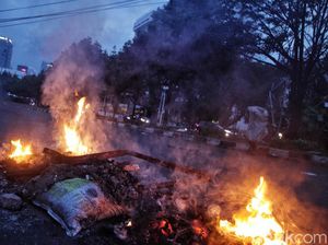 Yang Tersisa dari Aksi Tolak Omnibus Law di Kawasan Kwitang Yang Tersisa dari Aksi Tolak Omnibus Law di Kawasan Kwitang