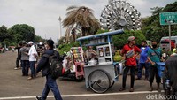 Mereka yang Mencari Rezeki di Tengah Massa Aksi Tolak Omnibus Law