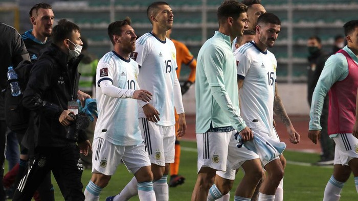 MIRAFLORES, BOLIVIA - OCTOBER 13: Lionel Messi of Argentina and teammates leave the field after their victory over Bolivia as part of South American Qualifiers for Qatar 2022 at Estadio Hernando Siles on October 13, 2020 in Miraflores,La Paz, Bolivia. (Photo by Martin Alipaz-Pool/Getty Images)