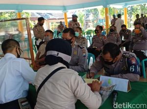 15 Polisi Dangdutan Langgar Prokes di Pasuruan Hanya Didenda Rp 100 Ribu 15 Polisi Dangdutan Langgar Prokes di Pasuruan Hanya Didenda Rp 100 Ribu