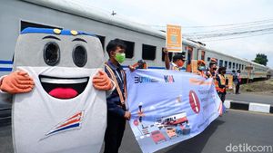 Relawan KAI Sosialisasi Tertib Berlalu Lintas di Perlintasan Sebidang