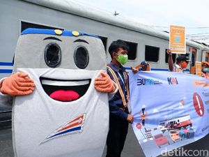 Relawan KAI Sosialisasi Tertib Berlalu Lintas di Perlintasan Sebidang