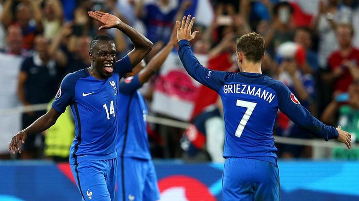 545396676 MARSEILLE, FRANCE - JULY 07: Antoine Griezmann and Blaise Matuidi of France celebrate their teams 2-0 win after the UEFA EURO semi final match between Germany and France at Stade Velodrome on July 7, 2016 in Marseille, France. (Photo by Alex Livesey/Getty Images)