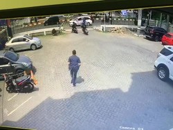 Aksi Maling Gasak Motor Sekuriti Bank Mega Karawang Terekam CCTV