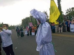 Ada Penampakan Pocong di Demo Mahasiswa Tolak Omnibus Law di Cilegon
