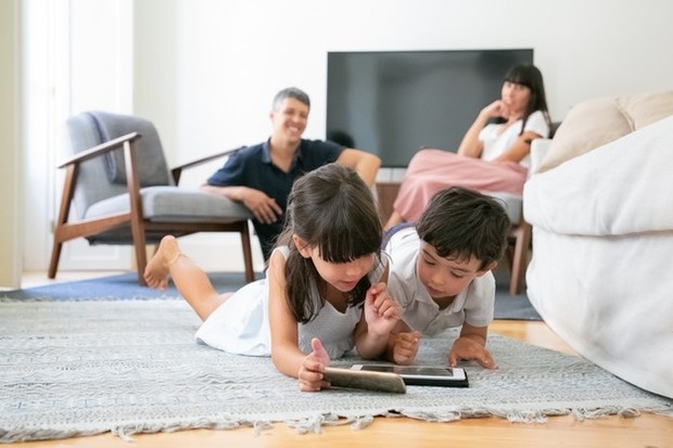 Anak Menggunakan Media Sosial/ Sumber: Freepik.com Sampai saat ini belum ada patokan umur yang bisa dijadikan acuan untuk orang tua agar bisa memperbolehkan anak dalam menggunakan media sosial.