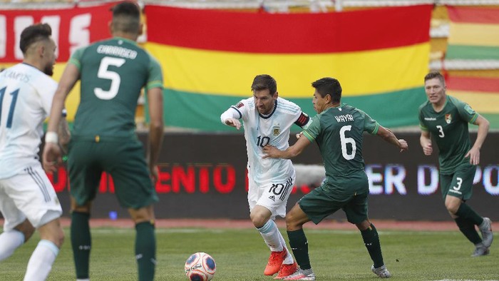 MIRAFLORES, BOLIVIA - OCTOBER 13: Lionel Messi of Argentina fights for the ball with Diego Wayar of Bolivia during a match between Bolivia and Argentina as part of South American Qualifiers for Qatar 2022 at Estadio Hernando Siles on October 13, 2020 in Miraflores, La Paz, Bolivia. (Photo by Juan Karita-Pool/Getty Images)