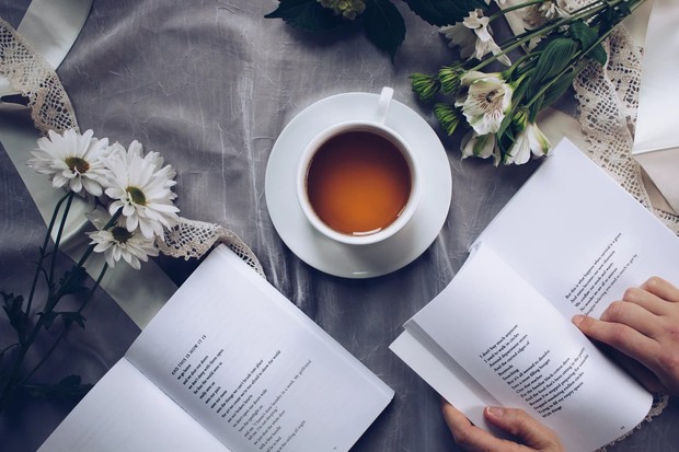 melakukan hobi sebelum tidur seperti membaca buku bisa bikin langsing