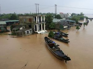Penampakan Banjir yang Tewaskan Puluhan Orang di Vietnam