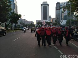 Orasi Selesai, Buruh Demo Omnibus Law di Patung Kuda Jakpus Bubarkan Diri
