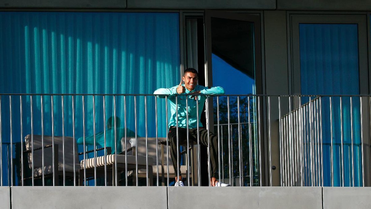 Kakak Ronaldo menyebut berita adiknya terinfeksi virus Corona adalah kebohongan. Foto: Twitter @selecaoportugal