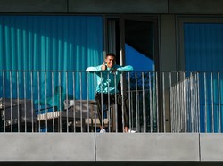 Dari Balkon, Ronaldo kasih Jempol untuk Rekan-rekannya