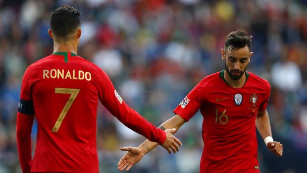 PORTO, PORTUGAL - JUNE 09: Cristiano Ronaldo of Portugal speaks with Bruno Fernandes of Portugal during the UEFA Nations League Final between Portugal and the Netherlands at Estadio do Dragao on June 09, 2019 in Porto, Portugal. (Photo by Dean Mouhtaropoulos/Getty Images)