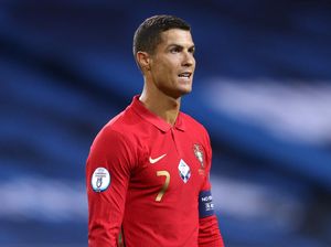 Gantengnya Cristiano Ronaldo Bikin Petugas Imigrasi Klepek-klepek Gantengnya Cristiano Ronaldo Bikin Petugas Imigrasi Klepek-klepek