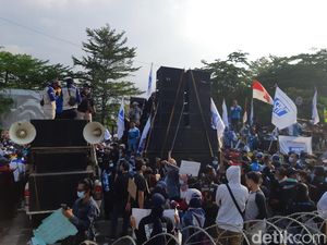 Tolak Omnibus  Law, Ribuan Buruh Demo di Depan Pemkab Serang