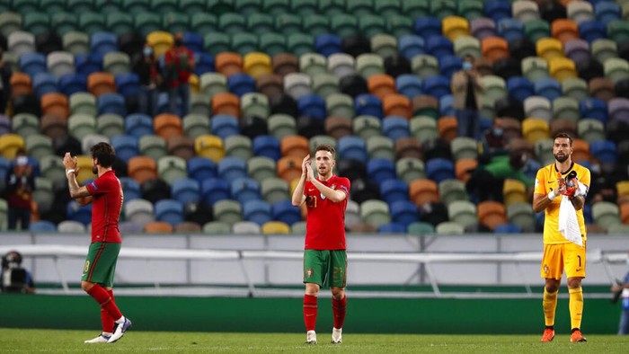 Portugals Diogo Jota, center, applauds after the international friendly soccer match between Portugal and Spain at the Jose Alvalade stadium in Lisbon, Wednesday, Oct. 7, 2020. (AP Photo/Armando Franca)