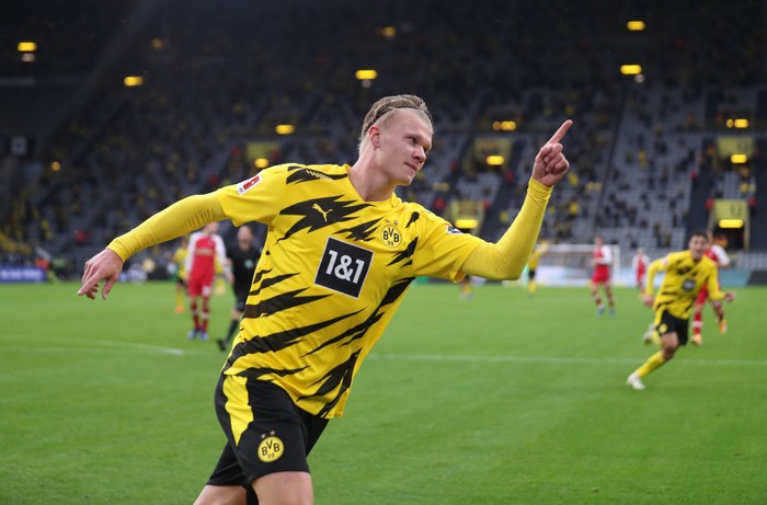 DORTMUND, GERMANY - OCTOBER 03: Erling Haaland of Borussia Dortmund celebrates after scoring his teams third goal during the Bundesliga match between Borussia Dortmund and Sport-Club Freiburg at Signal Iduna Park on October 03, 2020 in Dortmund, Germany. A limited number of fans have been allowed into the stadium as COVID-19 precautions ease in Germany. (Photo by Lars Baron/Getty Images)
