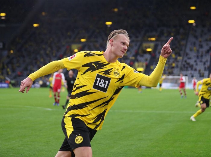 DORTMUND, GERMANY - OCTOBER 03: Erling Haaland of Borussia Dortmund celebrates after scoring his team's third goal during the Bundesliga match between Borussia Dortmund and Sport-Club Freiburg at Signal Iduna Park on October 03, 2020 in Dortmund, Germany. A limited number of fans have been allowed into the stadium as COVID-19 precautions ease in Germany. (Photo by Lars Baron/Getty Images)