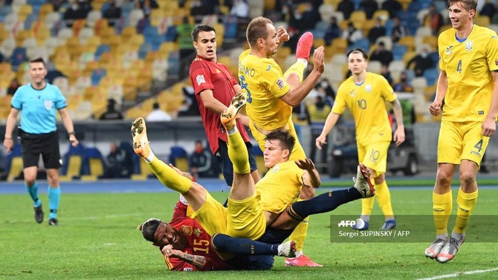 Footballers in action during the UEFA Nations League football match between Ukraine and Spain at the Olympiyskiy stadium in Kiev on October 13, 2020. (Photo by Sergei SUPINSKY / AFP)