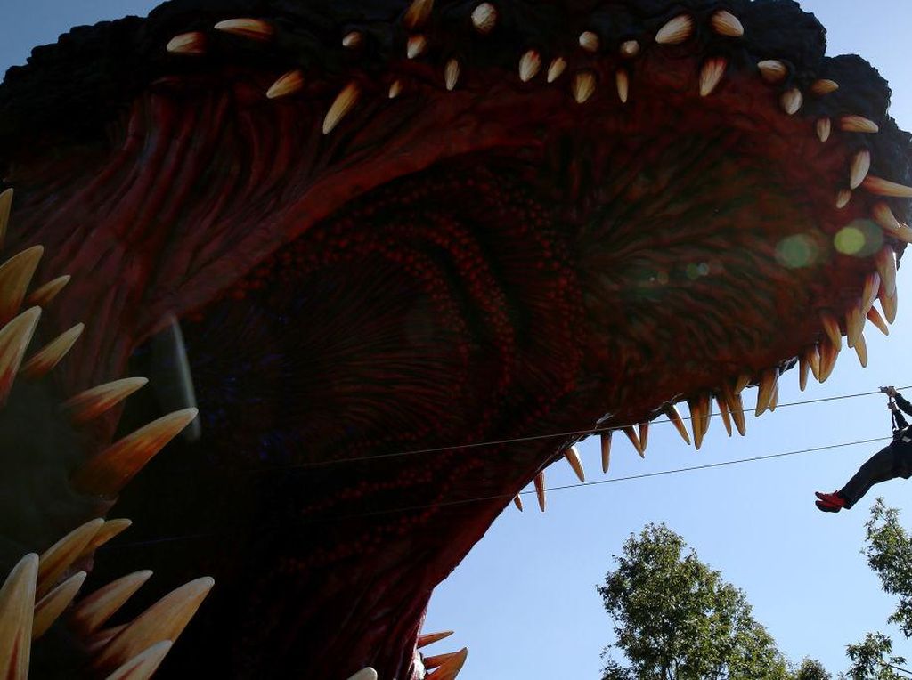 Sensasi Bermain di Replika Godzilla Terbesar di Dunia