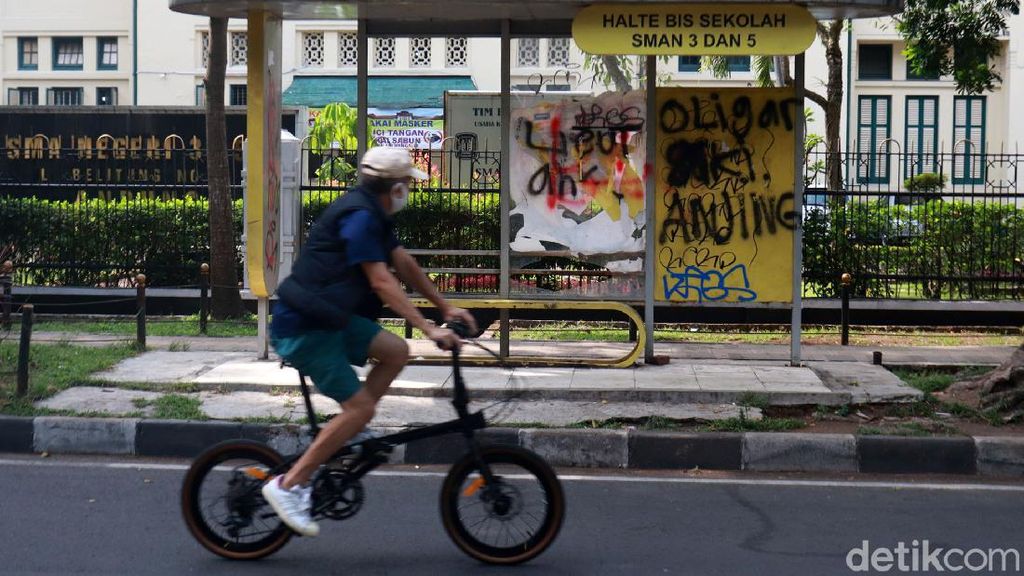 Halte Bus di Kota Bandung Jadi Sasaran Vandalisme Halte Bus di Kota Bandung Jadi Sasaran Vandalisme