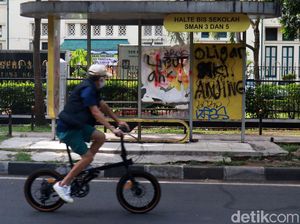 Halte Bus di Kota Bandung Jadi Sasaran Vandalisme