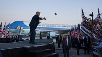 Aksi Trump Lempar Masker ke Pendukung Saat Kampanye
