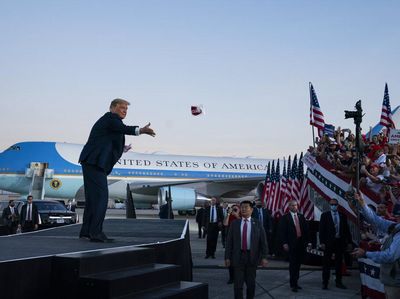 Aksi Trump Lempar Masker ke Pendukung Saat Kampanye