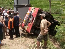 Minibus Rombongan Wisata Terguling di Karanganyar, 1 Tewas dan 12 Luka