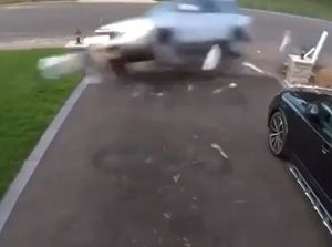 Diduga Lagi Teler, Mamah Muda Nyetir Mobil SUV Tabrak Rumah