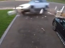 Diduga Lagi Teler, Mamah Muda Nyetir Mobil SUV Tabrak Rumah