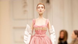 10 Koleksi Terbaru Moschino yang Diperagakan Boneka di Milan Fashion Week
