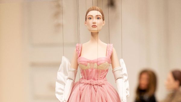 10 Koleksi Terbaru Moschino yang Diperagakan Boneka di Milan Fashion Week