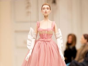 10 Koleksi Terbaru Moschino yang Diperagakan Boneka di Milan Fashion Week 10 Koleksi Terbaru Moschino yang Diperagakan Boneka di Milan Fashion Week